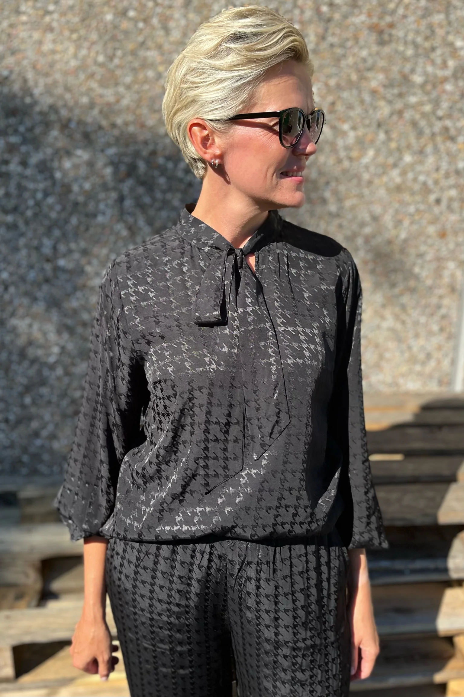Stunning Blouse | Black | Bluse fra Freequent - Image 2
