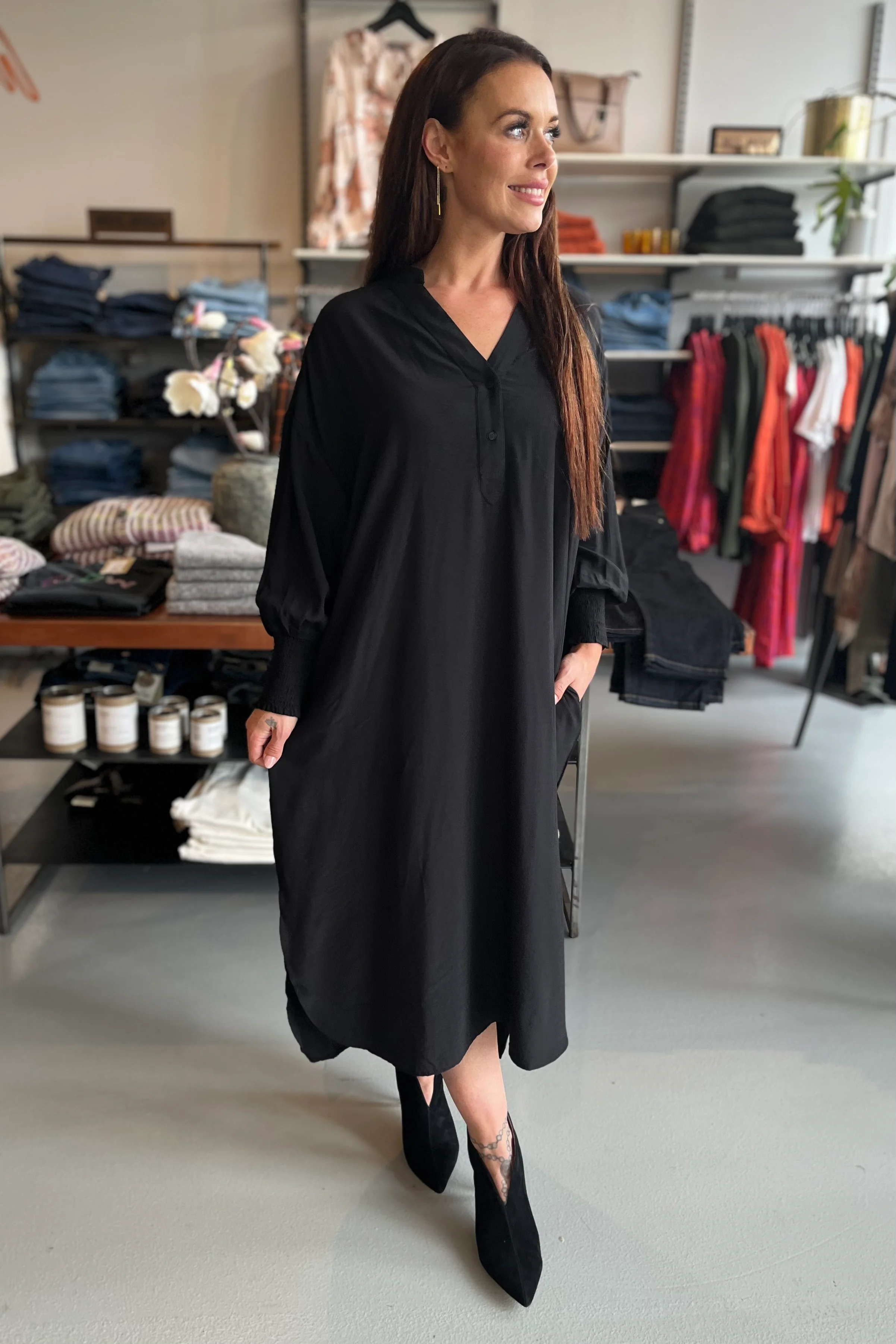 Sunrise Smock Tunic Dress | Black | Kjole fra Co'couture - Image 4