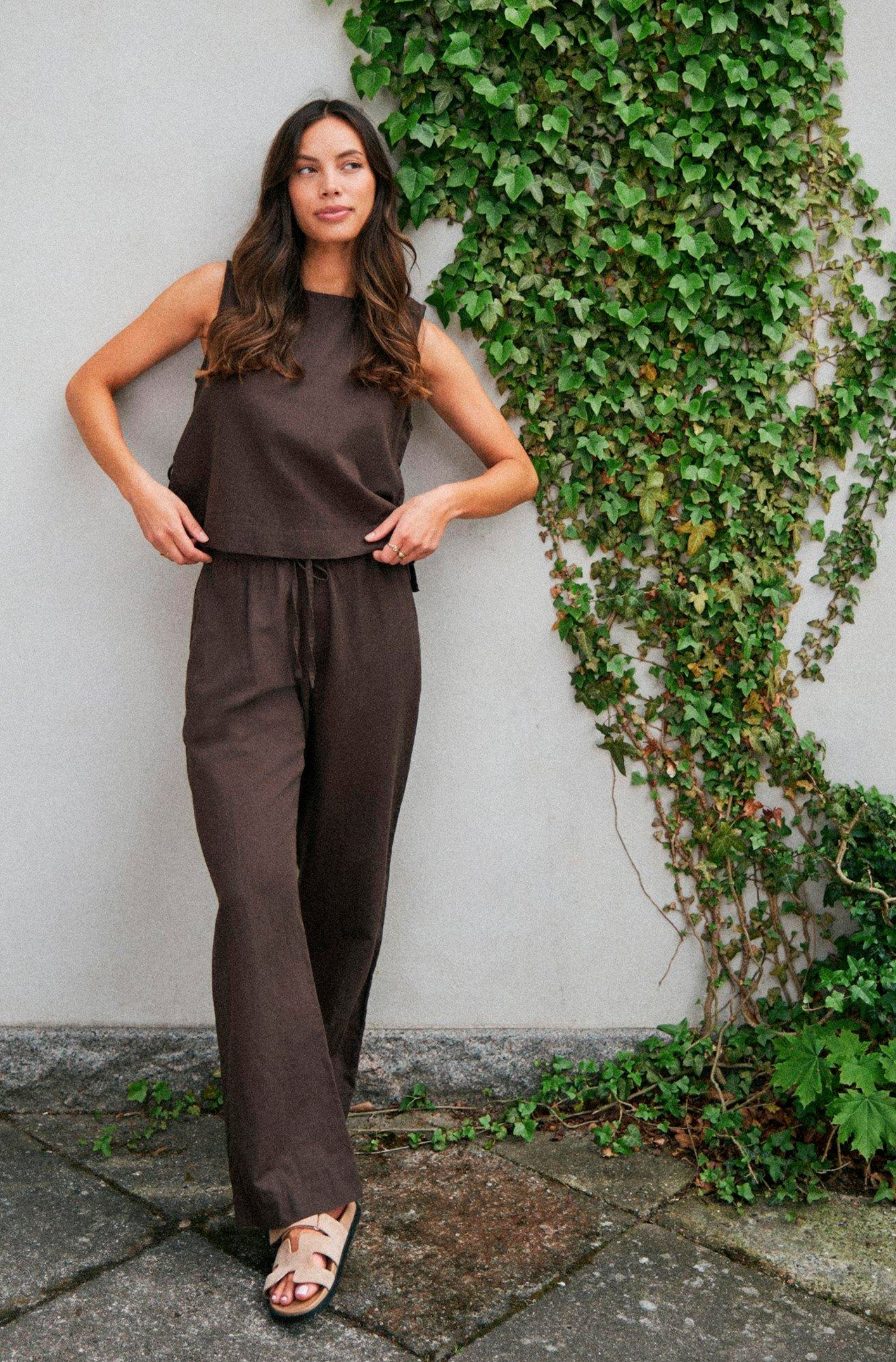 Svetlana Linen Top | Dark Brown | Bluse fra Neo Noir - Image 3