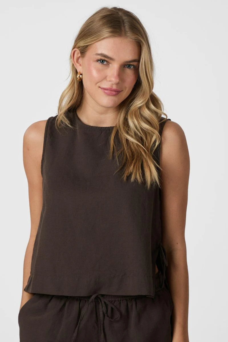 Svetlana Linen Top | Dark Brown | Bluse fra Neo Noir - Image 5