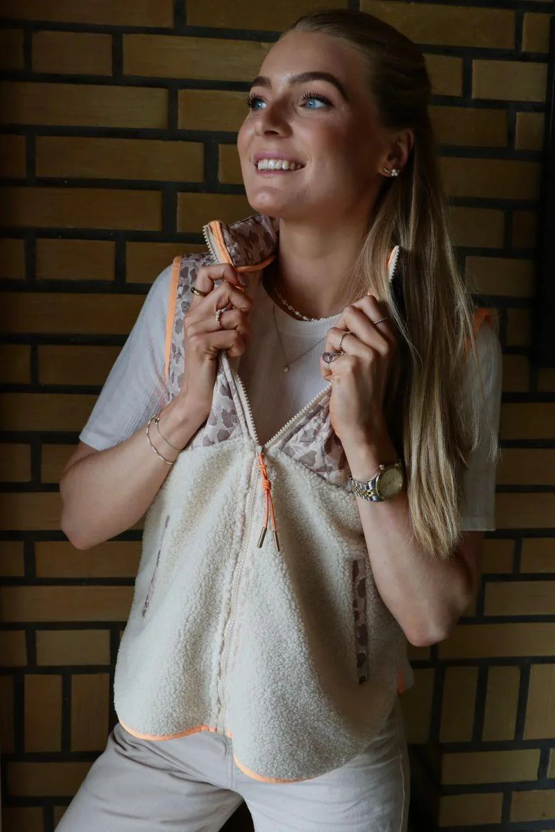 Teddy Leo Vest | Creme Pale Lux Leo Neon Orange | Vest fra Liberté - Image 3