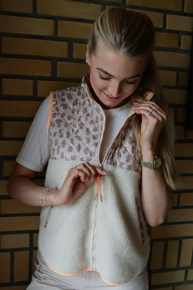 Teddy Leo Vest | Creme Pale Lux Leo Neon Orange | Vest fra Liberté - Image 4