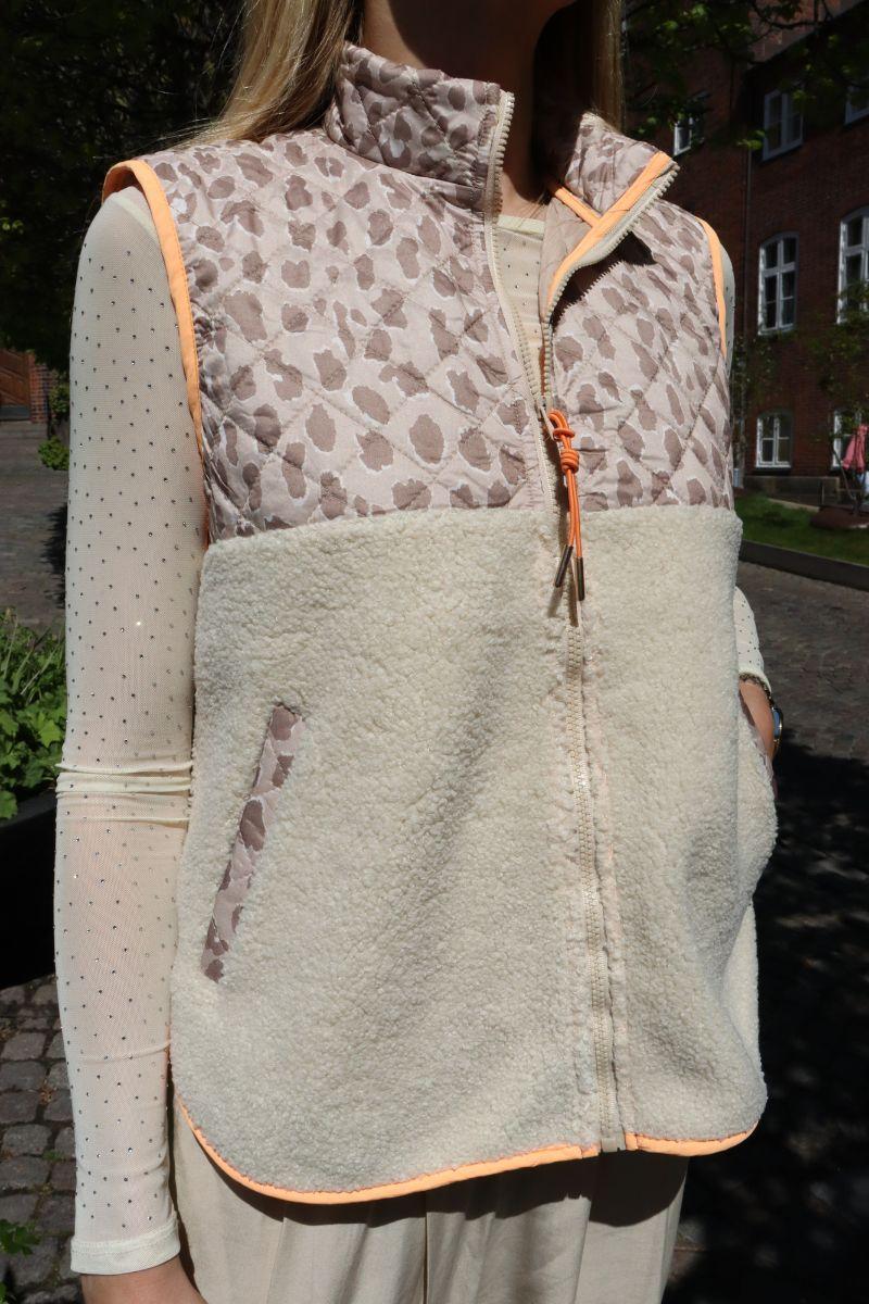 Teddy Leo Vest | Creme Pale Lux Leo Neon Orange | Vest fra Liberté - Image 5