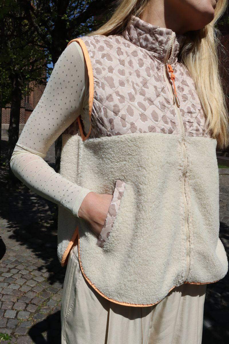 Teddy Leo Vest | Creme Pale Lux Leo Neon Orange | Vest fra Liberté - Image 6