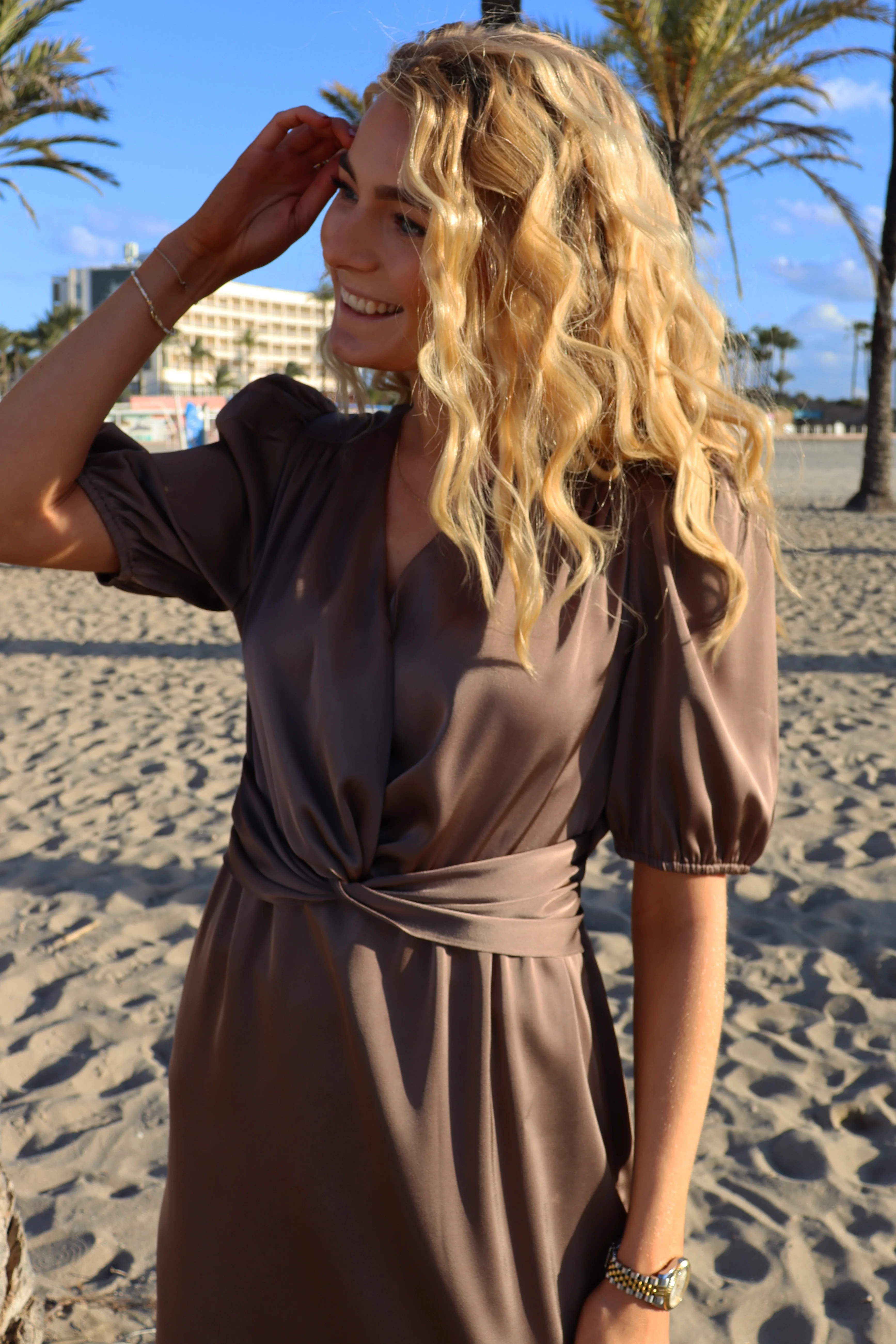 Tiki Ss Twist Dress | Brown | Kjole fra Liberté - Image 3