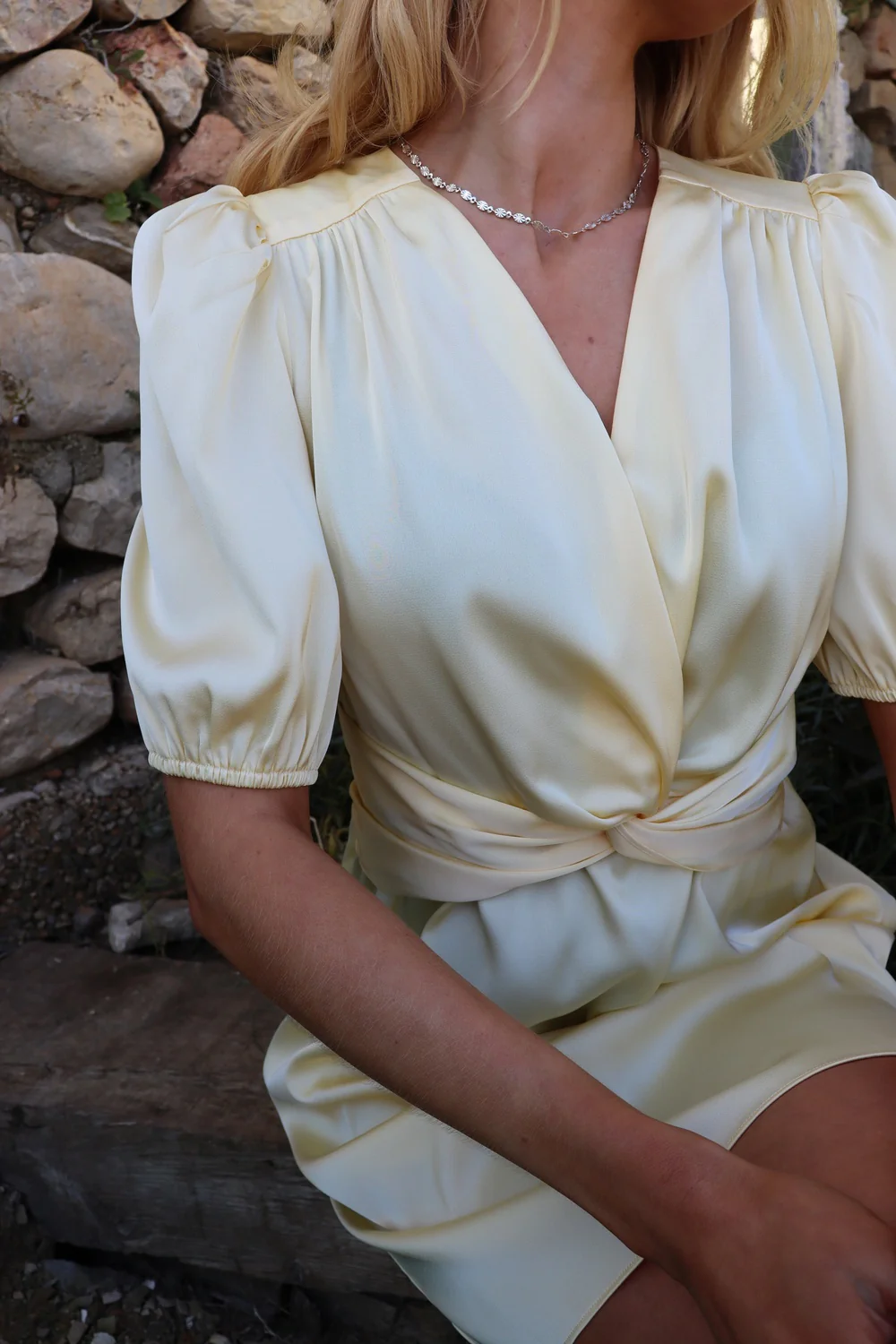 Tiki Ss Twist Dress | Yellow | Kjole fra Liberté - Image 2