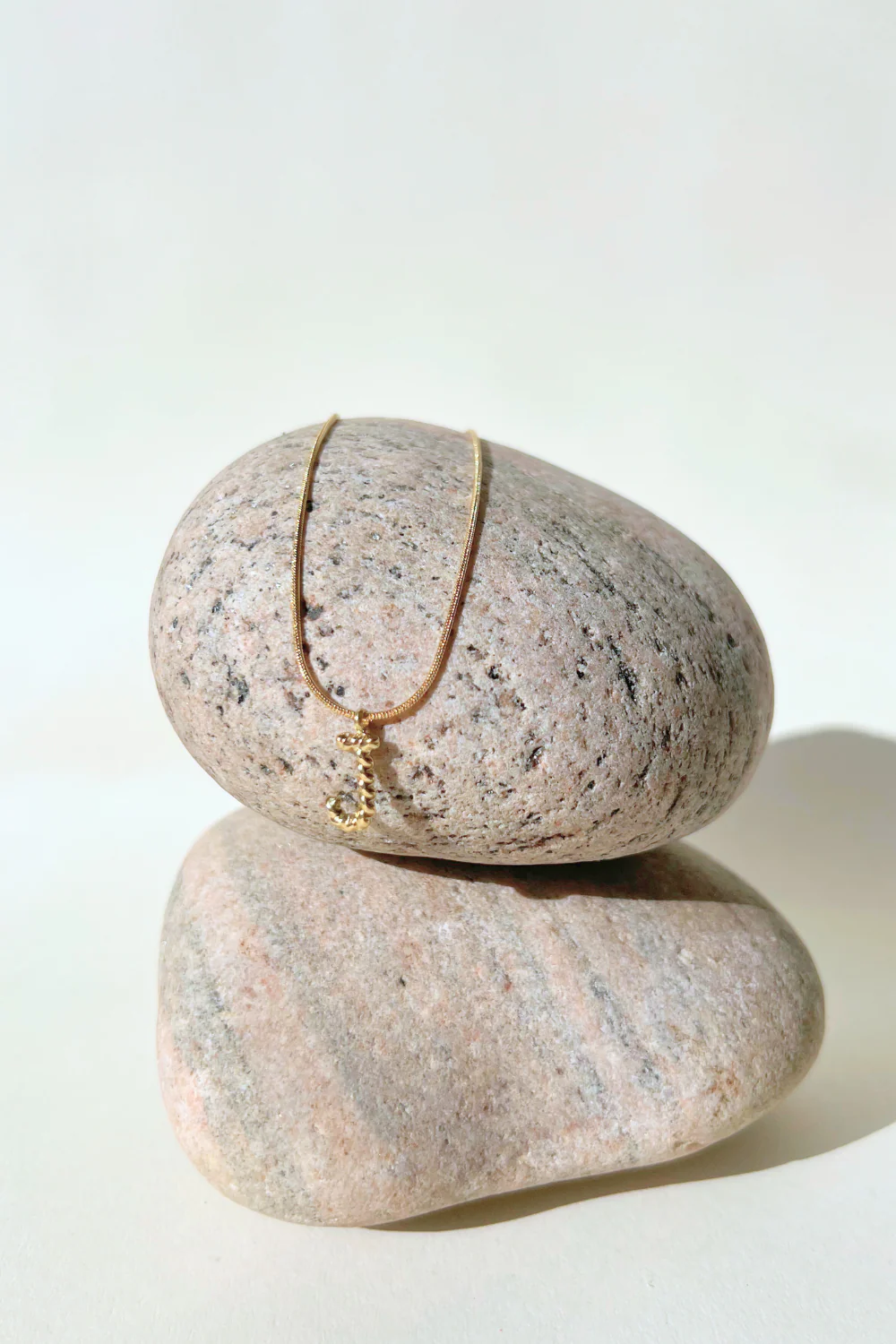 Twisty Letter Necklace | Forgyldt | Halskæde fra Birdsong - Image 6