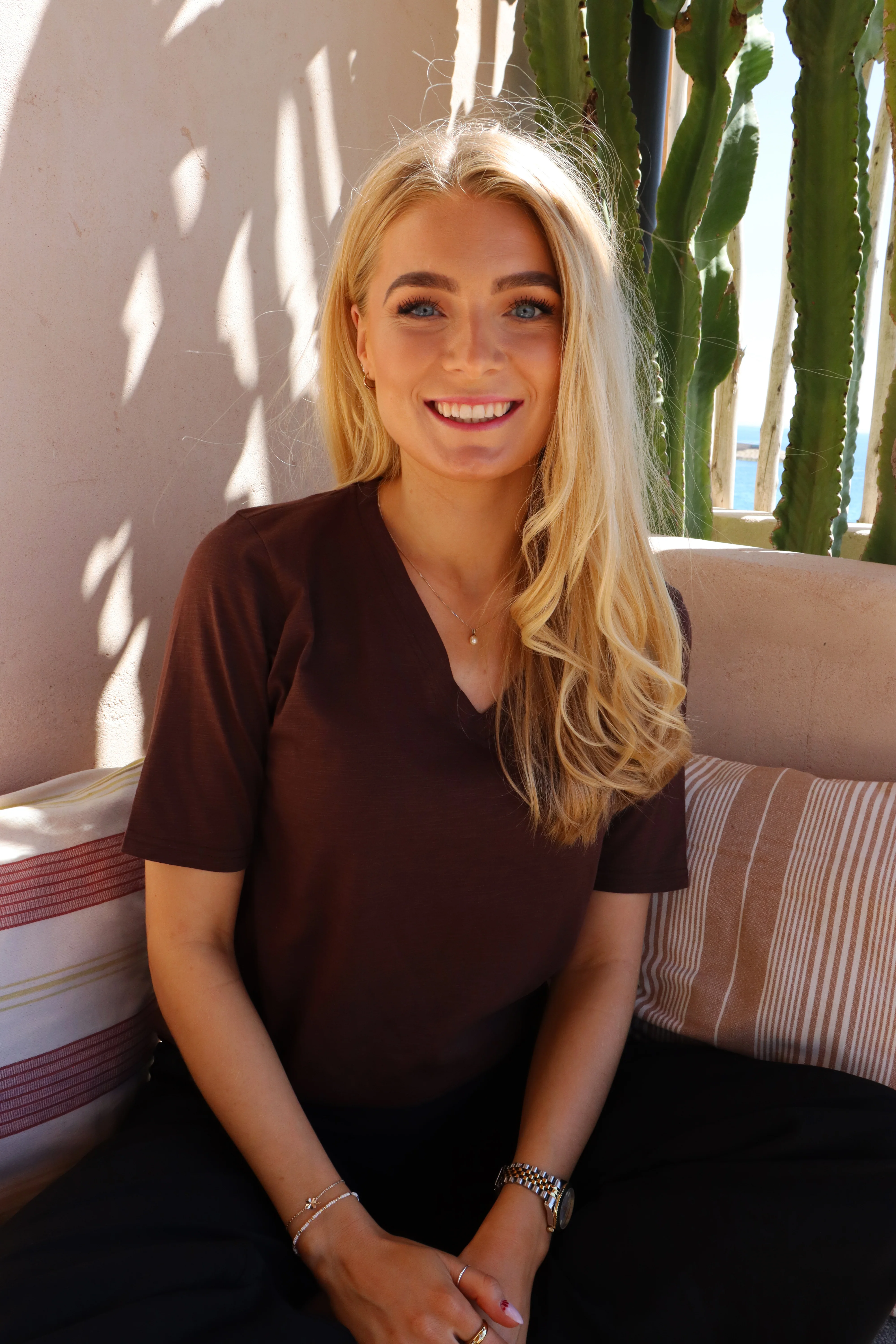 Ulla Ss Vneck Tshirt | Dark Brown | T-Shirt fra Liberté - Image 2