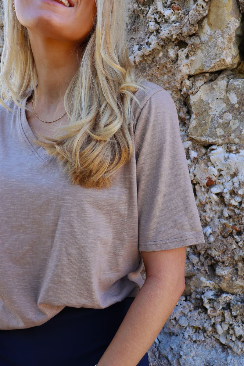 Ulla Ss Vneck Tshirt | Dark Sand | T-shirt fra Liberté - Image 3