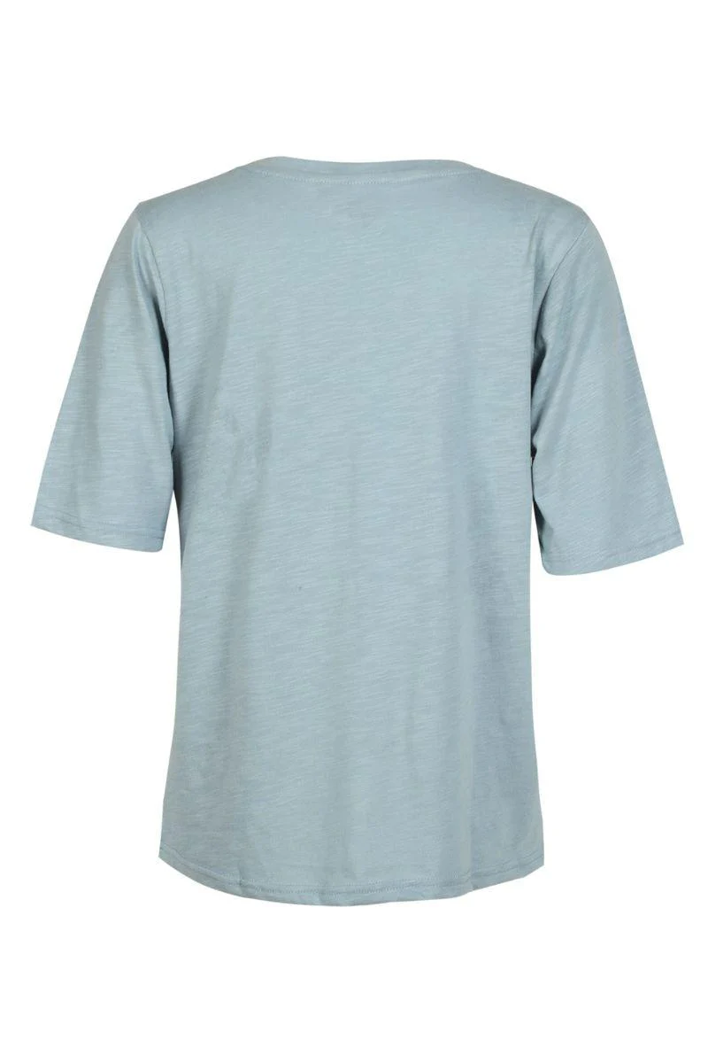 Ulla Ss Vneck Tshirt | Dusty Light Blue | T-Shirt fra Liberté - Image 4
