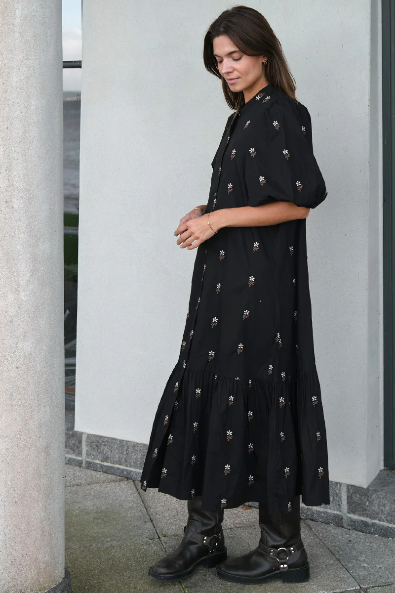Veronica Flower Emb Dress | Black | Kjole fra Neo Noir
