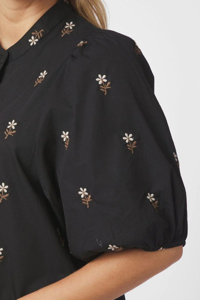 Veronica Flower Emb Dress | Black | Kjole fra Neo Noir - Image 6