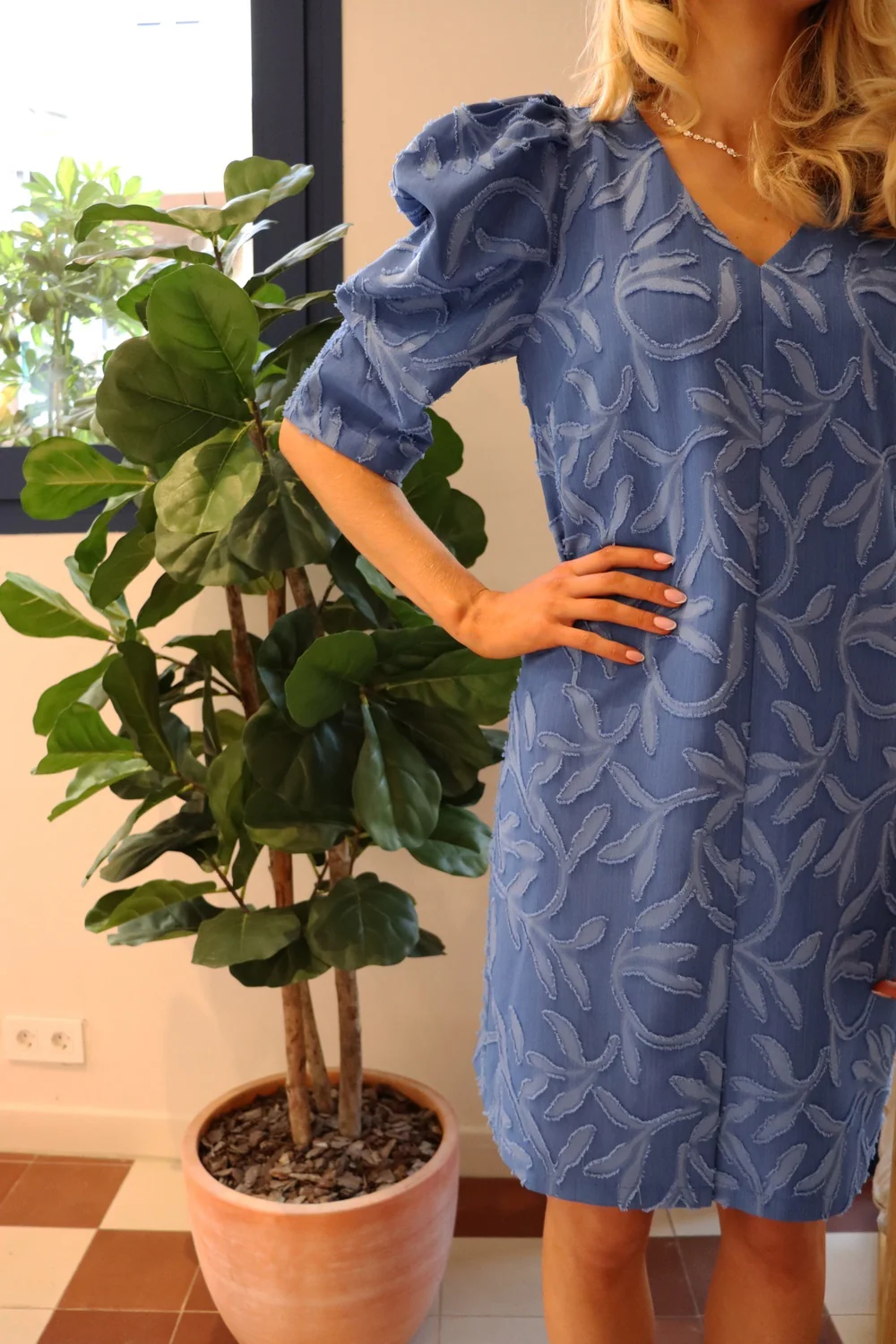 Winnie Vneck Short Dress | Jacquard Blue | Kjole fra Liberté - Image 3