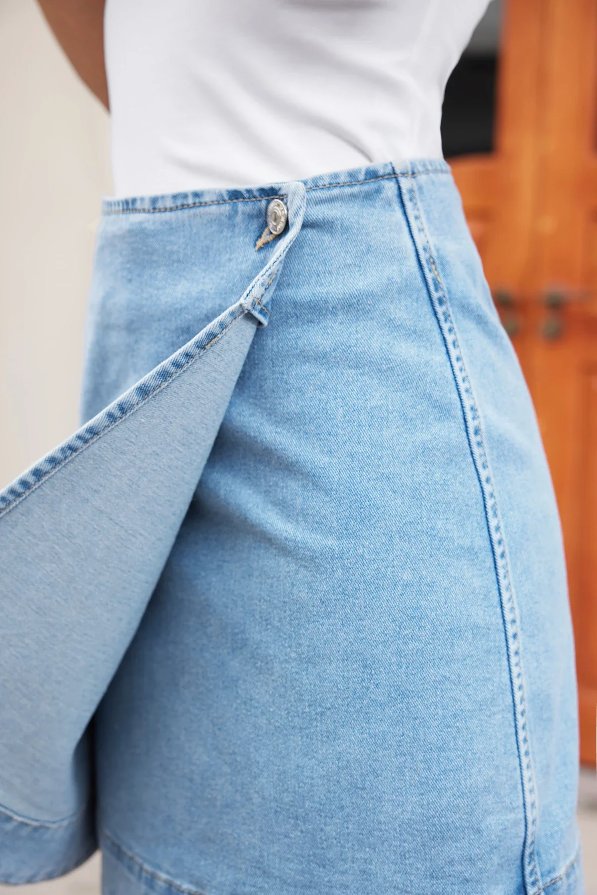 Wrap Wallet denim skirt | Lyseblå | Nederdel fra Avery - Image 2