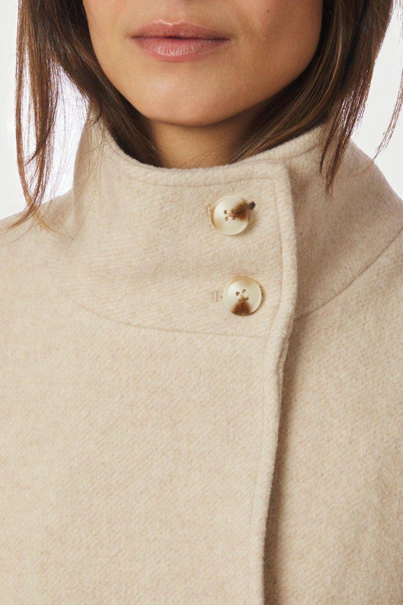 Zanna Cape | Sand | Jakke fra Neo Noir - Image 5